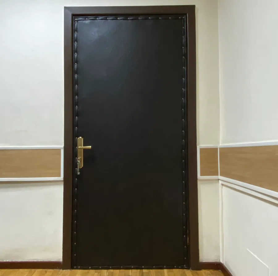 Перетяжка дерев’яних дверей