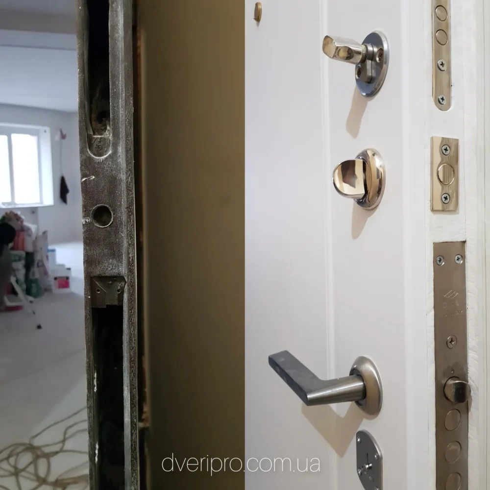 Установили нижний замок Ciza, верхний замок Mul-T-Lock под цилиндр и ночник на Оболоне.