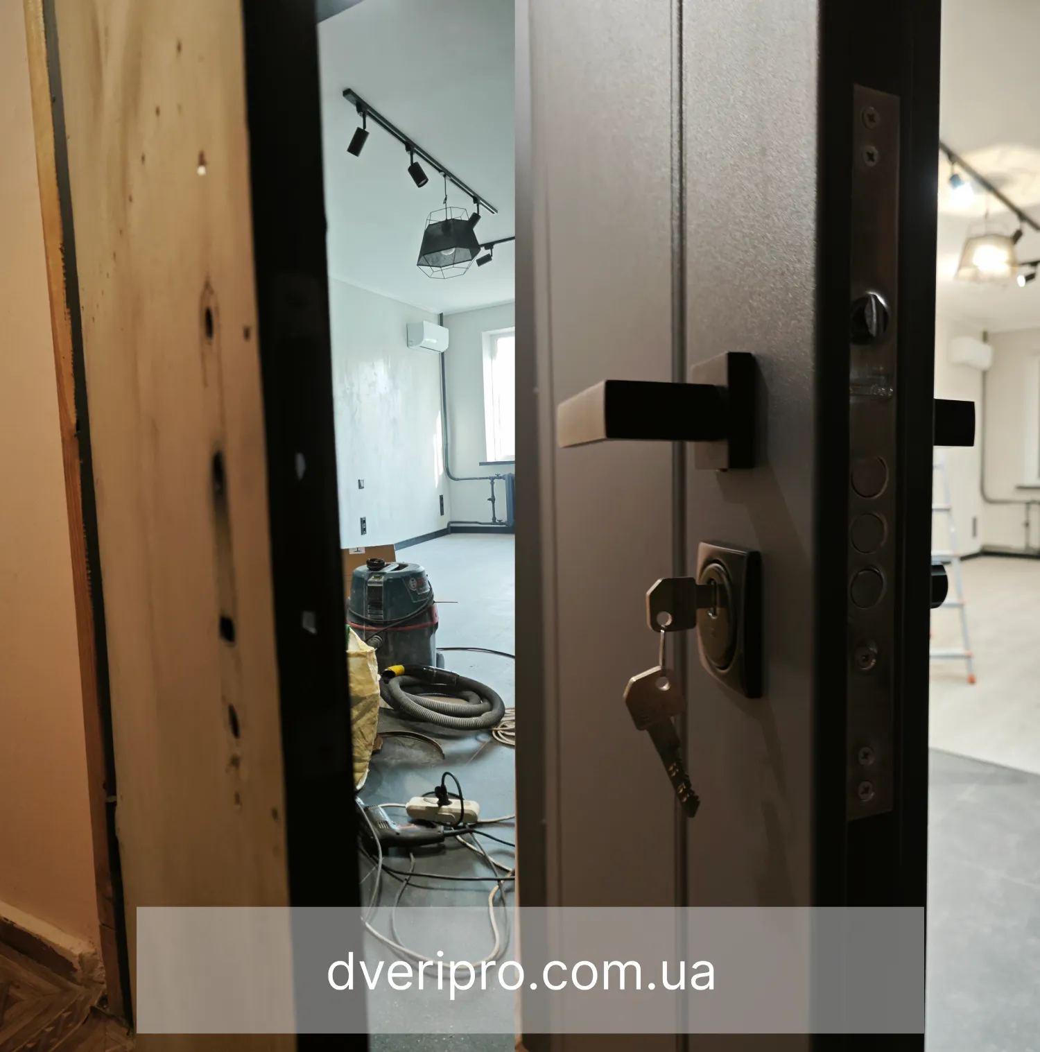 Установили цилиндровый замок с врезным протектором Disec и протектором Evva.