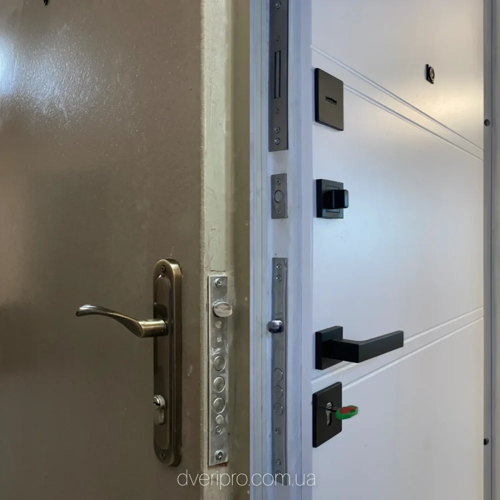 Установили замок RadLock M202, ночник, замок Santos 252, цилиндр Securemme k22, ручки Fuaro straight.