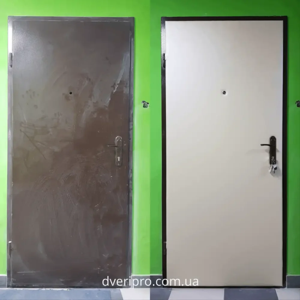 Обивка двери дермантином белого цвета, фото до и после.