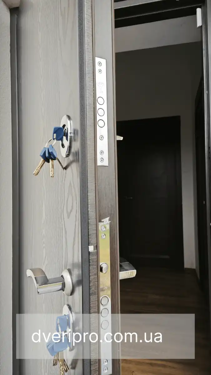 Установили замки Mul-T-Lock с фурнитурой цвета хром в городе Вишневое.